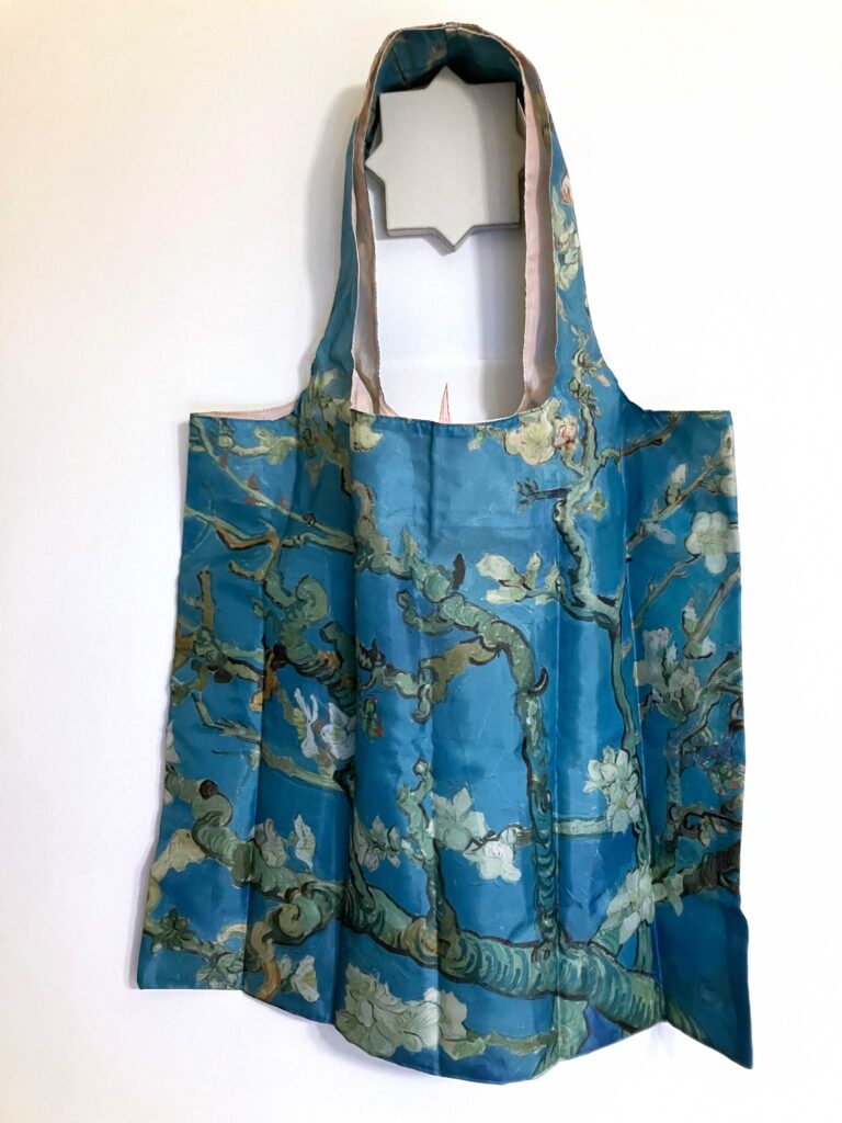 花咲くアーモンドの木の枝がプリントされたエコバッグ