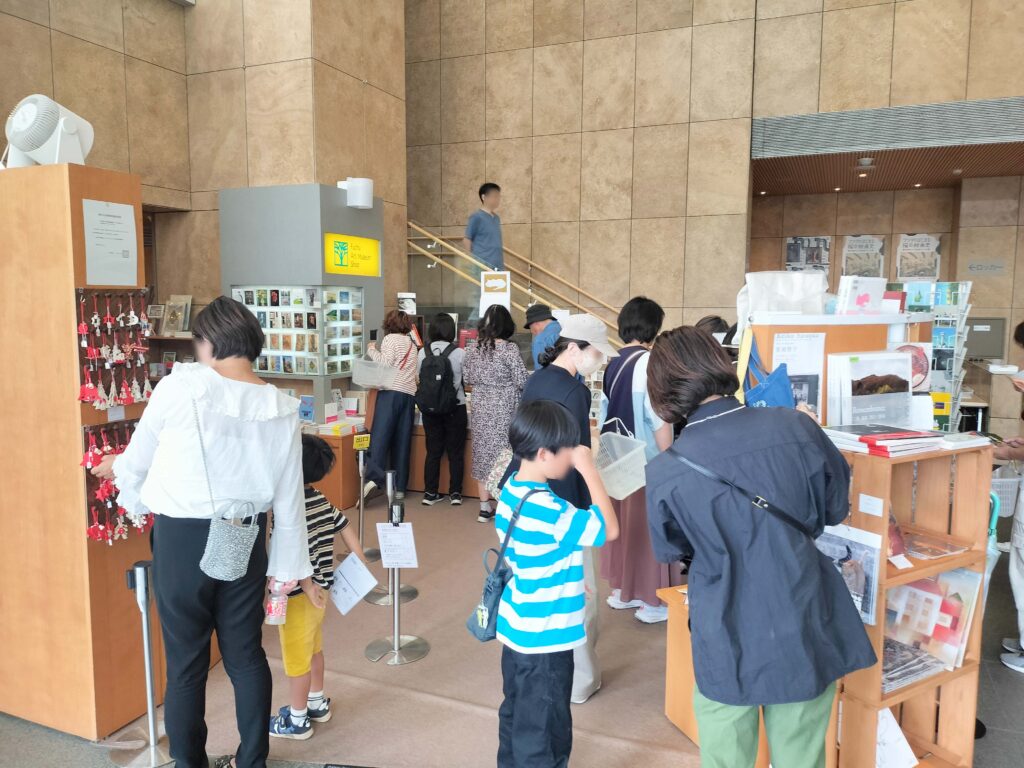 府中市美術館ショップ、ショップは大賑わい!! 我先にと猫アイテムをチェック