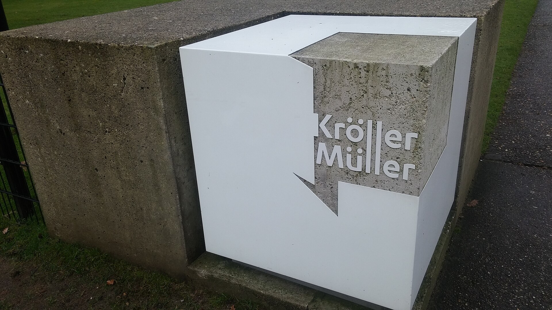 クレラー・ミュラー美術館 入口の館名サイン