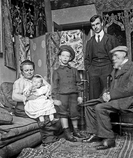 1902〜1903年頃のルノワール一家。左で幼いクロードを抱く女性が妻アリーヌ・シャリゴ