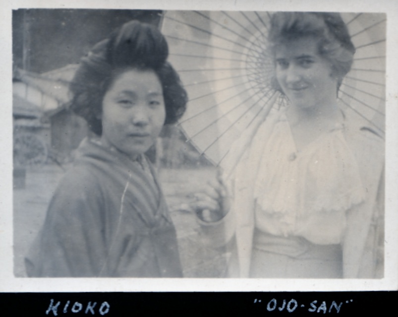 1915年頃の京都で着物姿の女性と西洋風の女性が並ぶ写真
