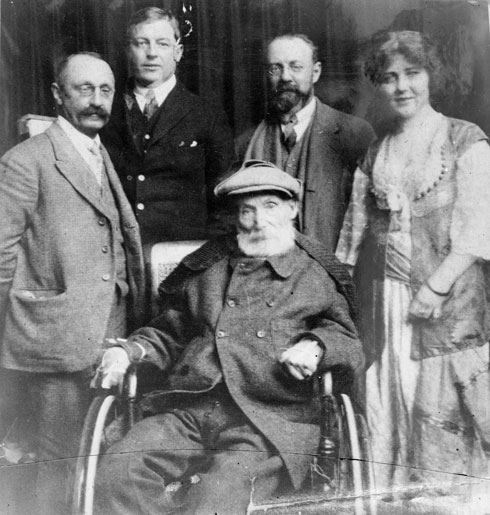 1918年のカーニュ＝シュル＝メール。車椅子のルノワールと、右端に立つモデルのアンドレ・ウシュリングら