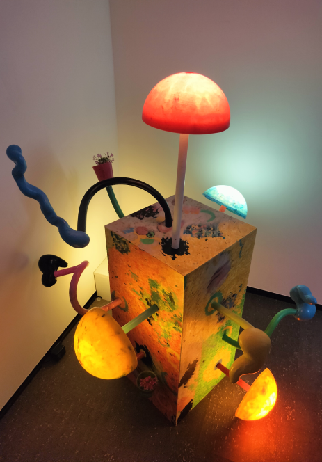 ミカ・ロッテンバーグ《Lampshare (bx 1.4)》2025年|UESHIMA MUSEUM