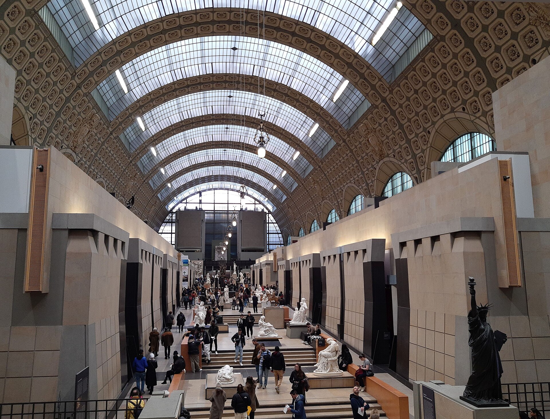 オルセー美術館の中央ホール 最上階から見た吹き抜けとガラス天井